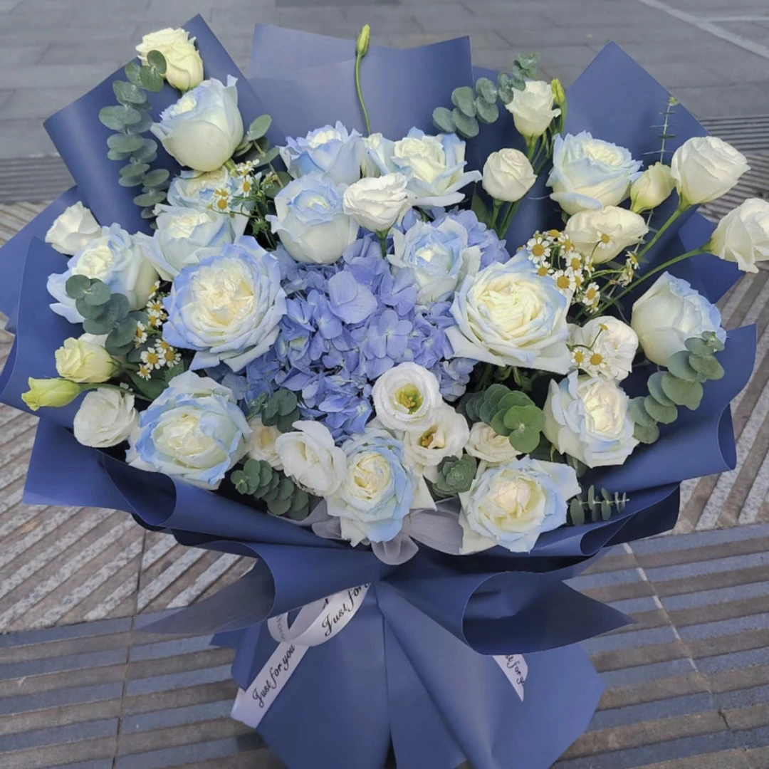 蓝色之恋碎冰蓝玫瑰加绣球混搭花束