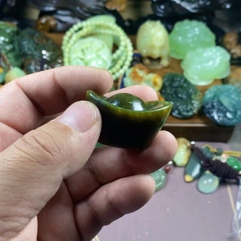 未镶嵌蛇纹石玉颈饰