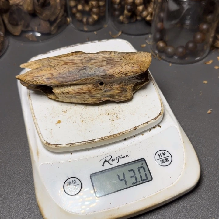 L***生树脂制品海南老料树43克