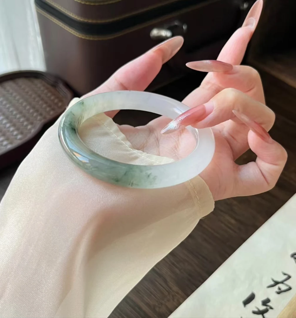 天山翠手镯石英质玉多样性发货（轻微色差，实物为准）编号：98