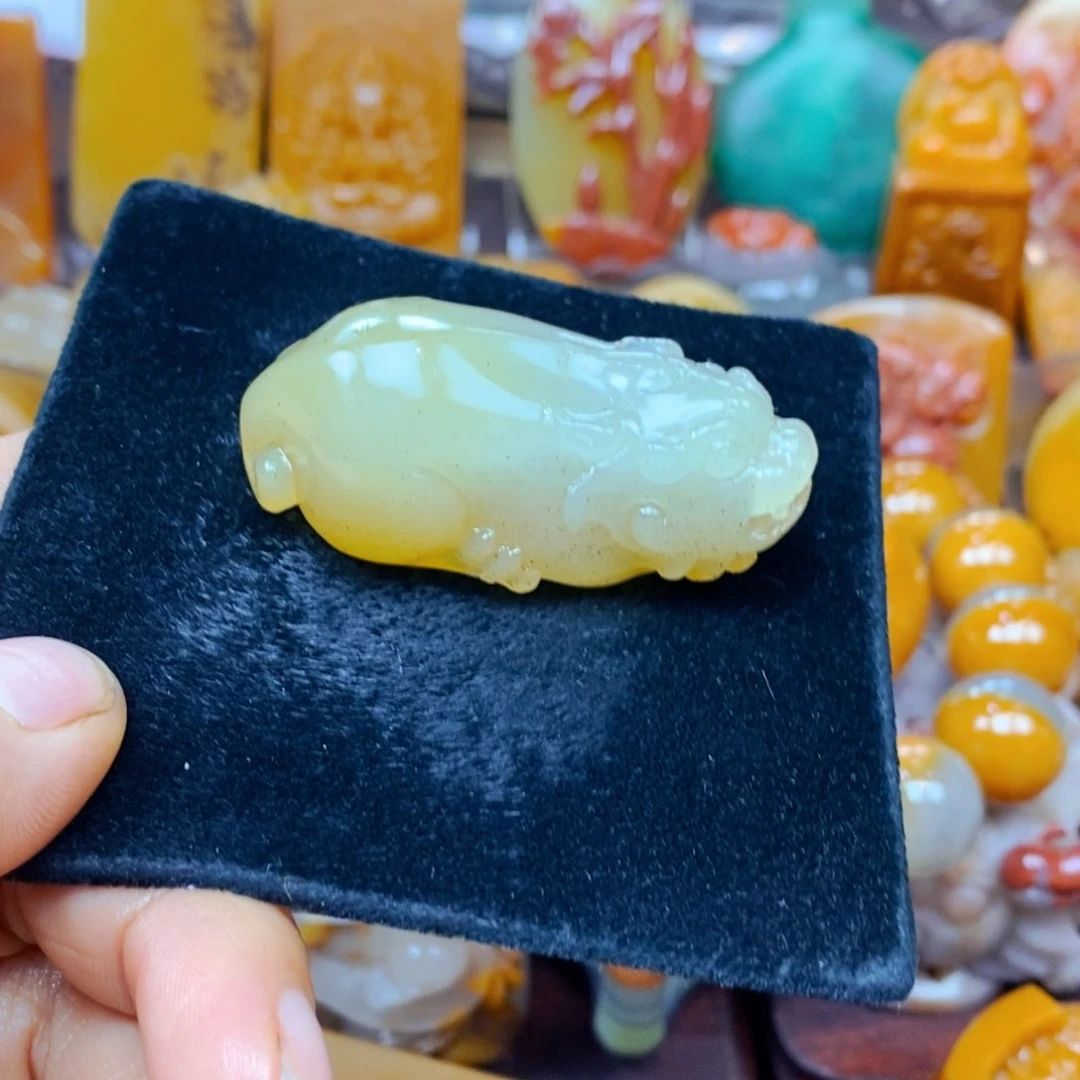 未镶嵌石英质玉（黄龙玉）颈饰