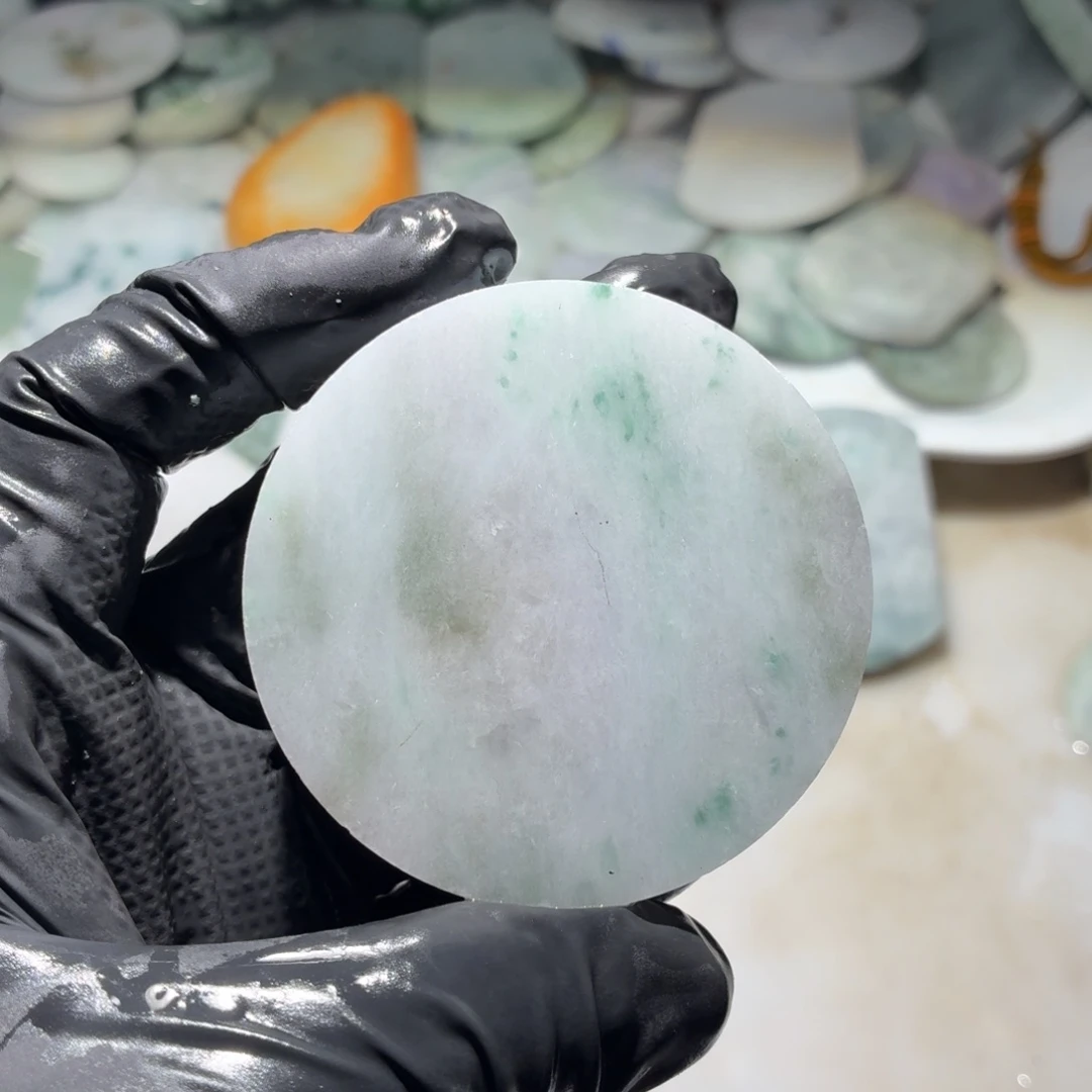 翡翠未镶嵌颈饰边角料