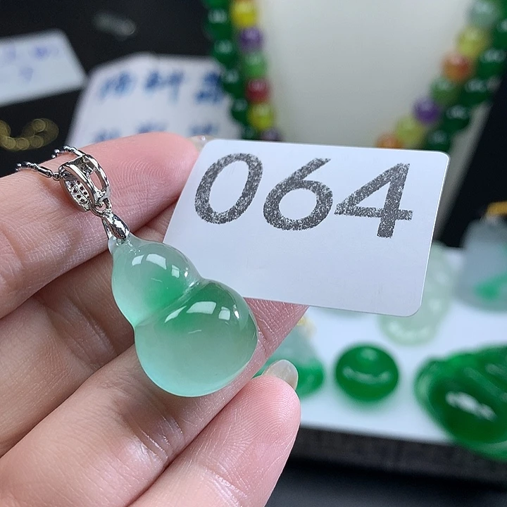 翡翠未镶嵌吊坠(赠链)