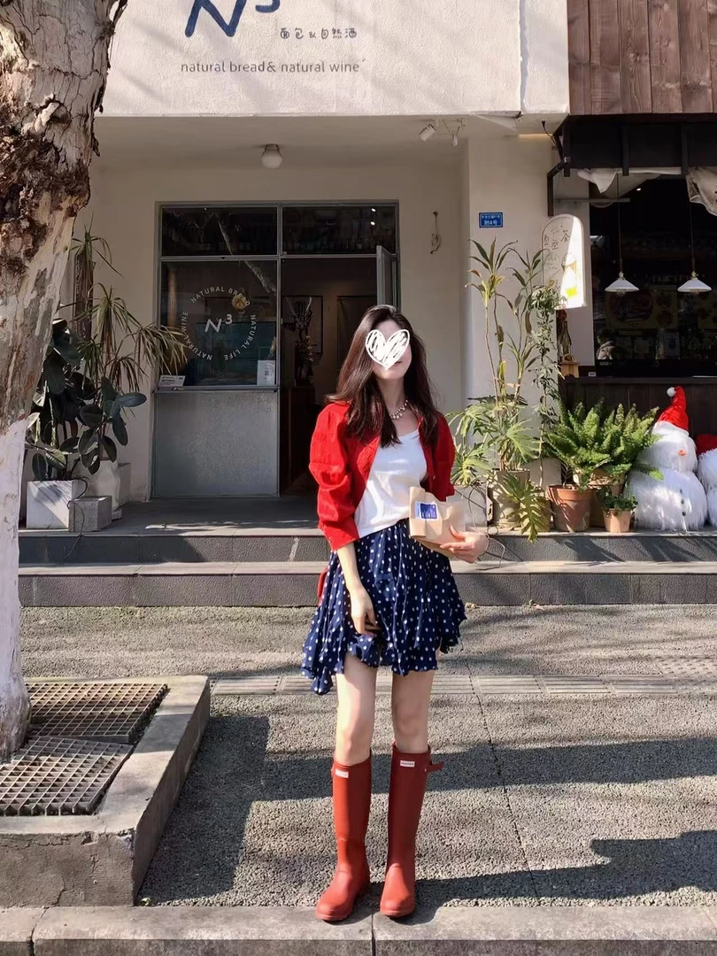 初秋红色休闲气质长袖+百搭白色短袖+蓝白花半身裙三件套Q256