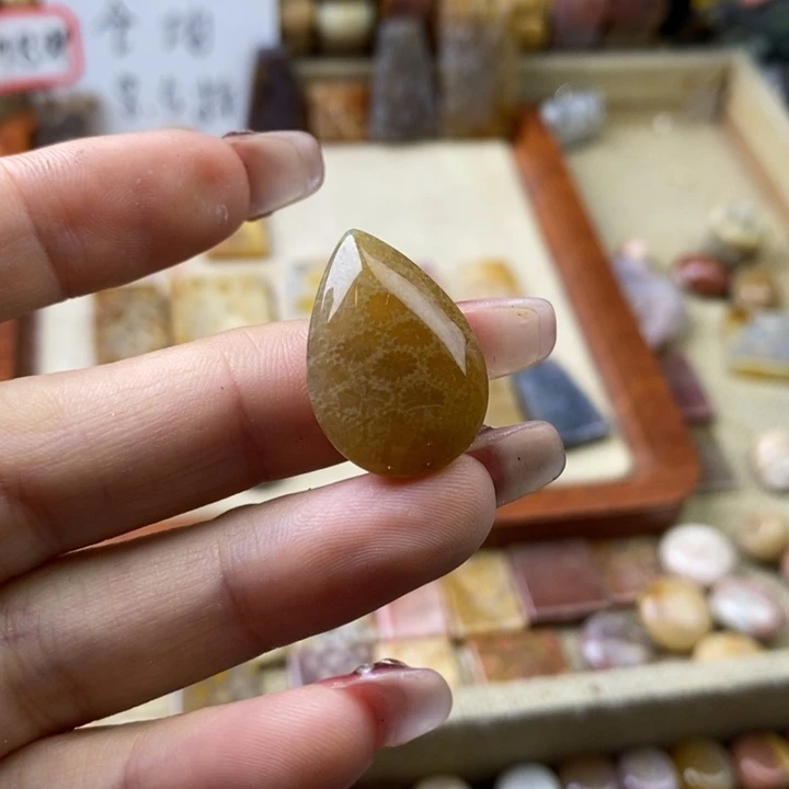 石英岩玉合金颈饰