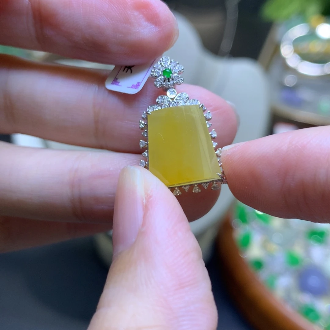 颈饰18K金镶嵌翡翠