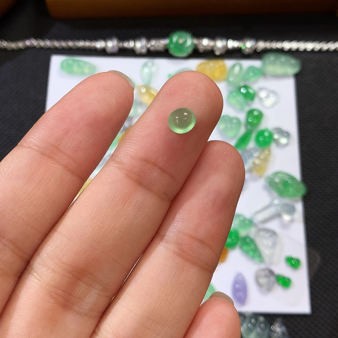 翡翠裸石饱满蛋面