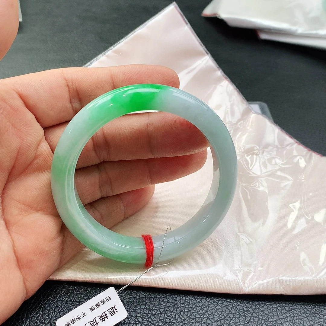 未镶嵌手镯翡翠阿*.天然翡翠手镯
