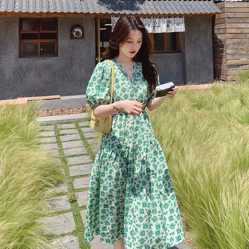绿色碎花连衣裙女夏V领泡泡袖2025夏新款中长款小个子高腰收腰裙