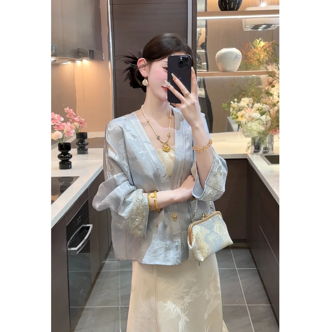 【万茹一】【窈窕】2025新款JJC5SY0459气质复古刺绣提花上衣预