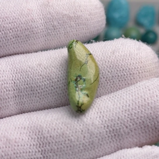 绿松石未镶嵌颈饰