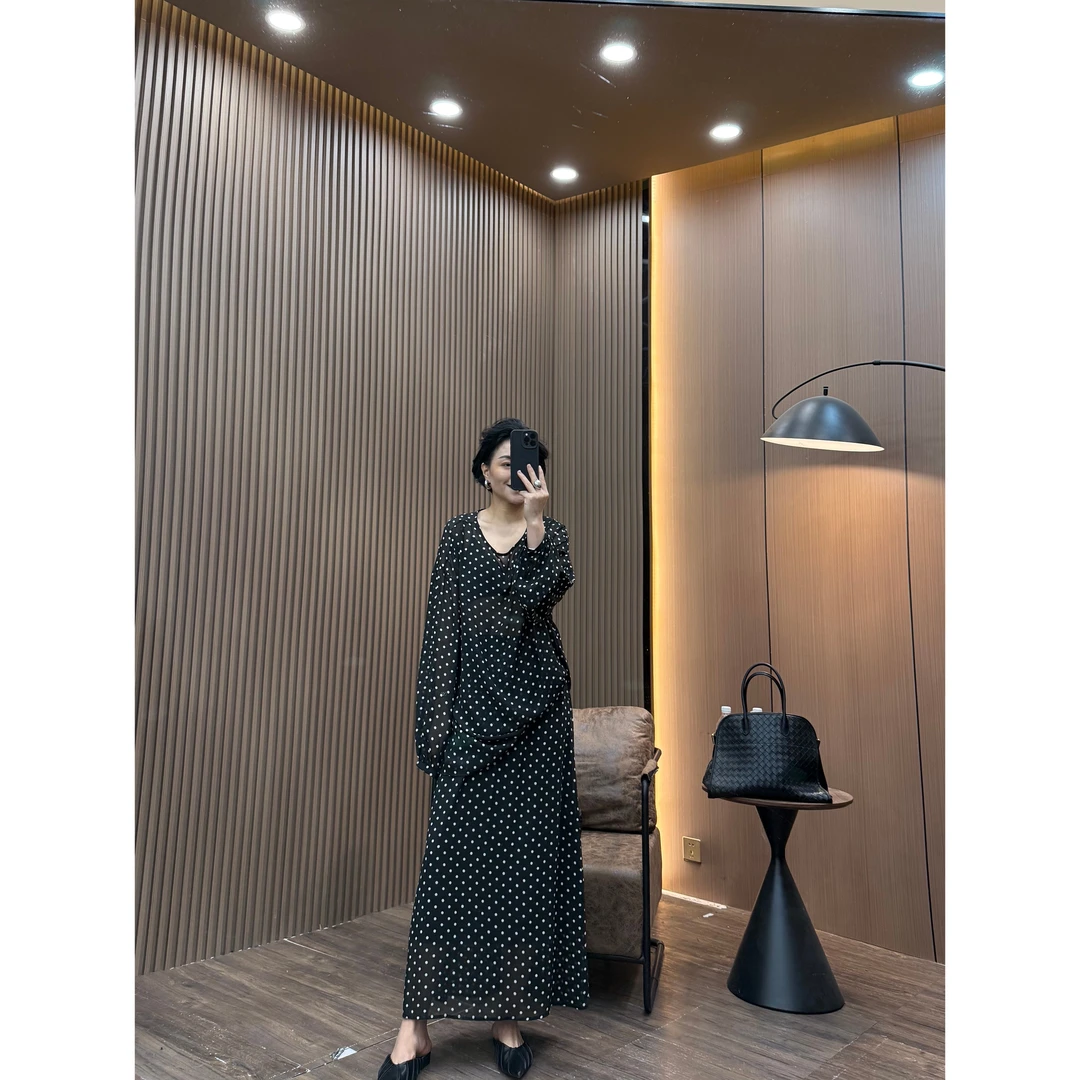 美丽定制极简显瘦圆点套裙160斤以内