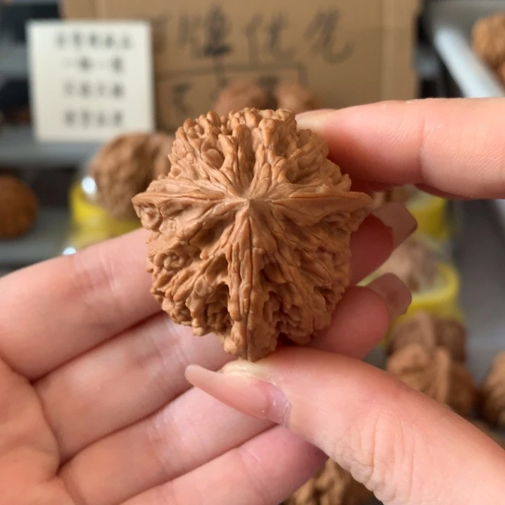 你***泥吊坠文玩核桃异形单只，有瑕疵