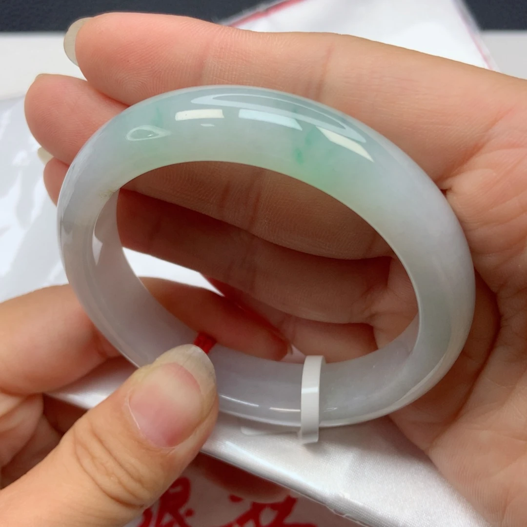翡翠手镯未镶嵌是****吖54圈