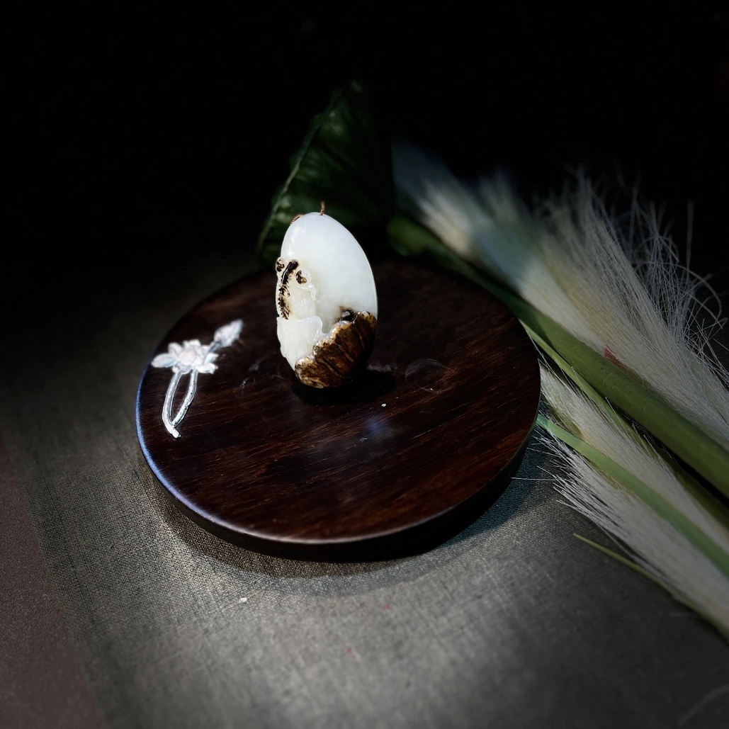 天然和田玉带糖色俏皮金鱼吊坠33.5*57.4mm