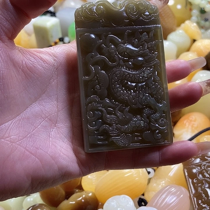 完全开放手把件龙牌