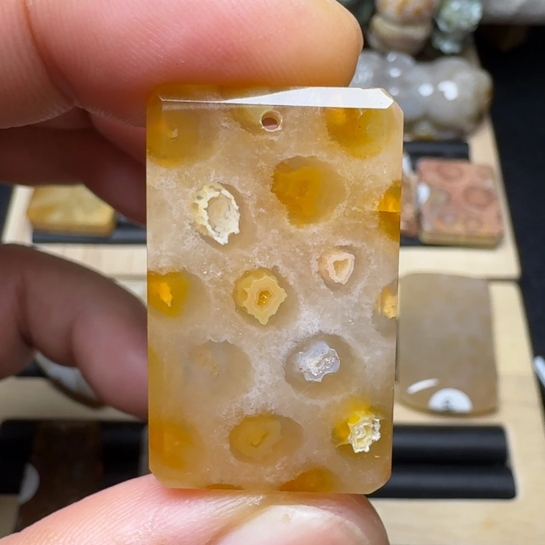 石英质玉未镶嵌纯天然色有机玉石保真色
