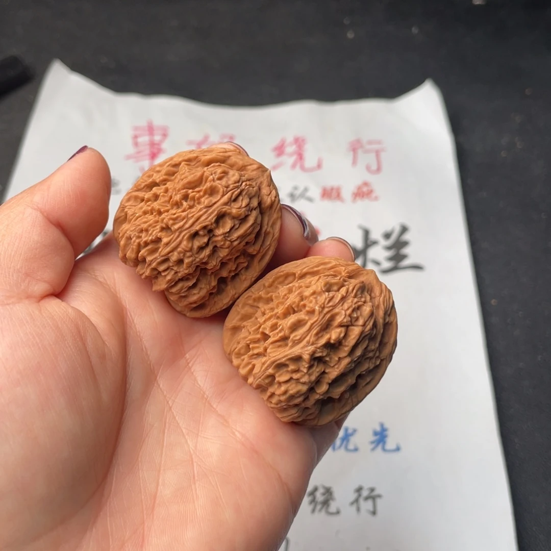 文玩核桃把件800。37南疆石有黄