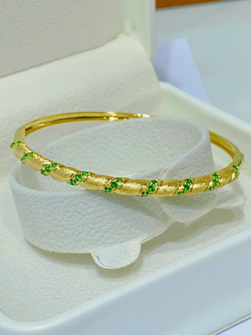 18K金镶嵌天然沙弗莱手镯麻花款