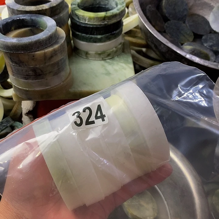 蛇纹石玉未镶嵌珠宝半成品博***馆