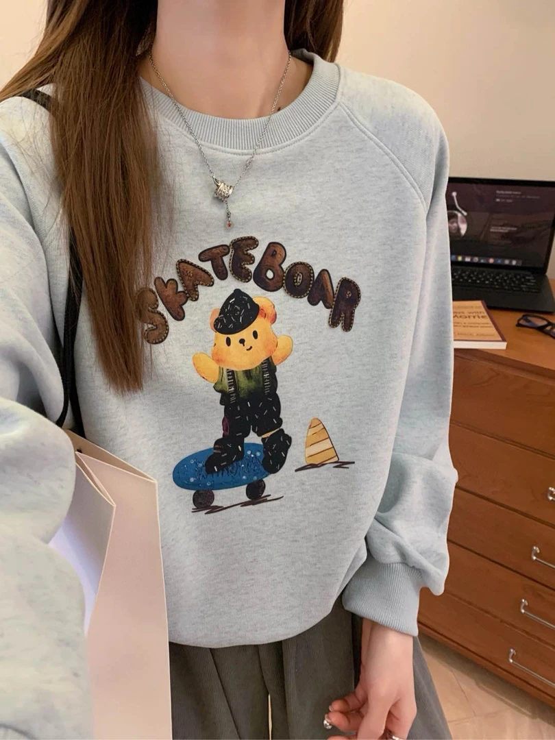 春季新款滑板熊搭桥绣字母圆领卫衣