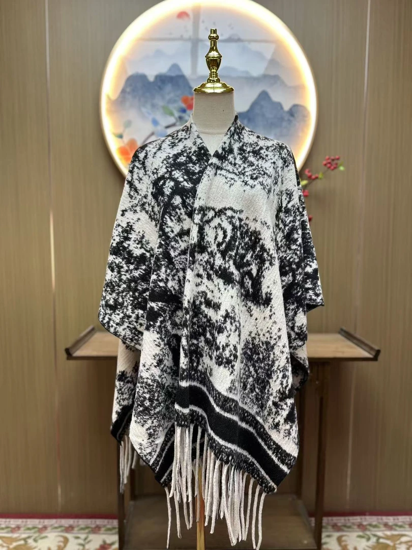 水墨斗篷披肩秋冬搭配轻奢风斗篷