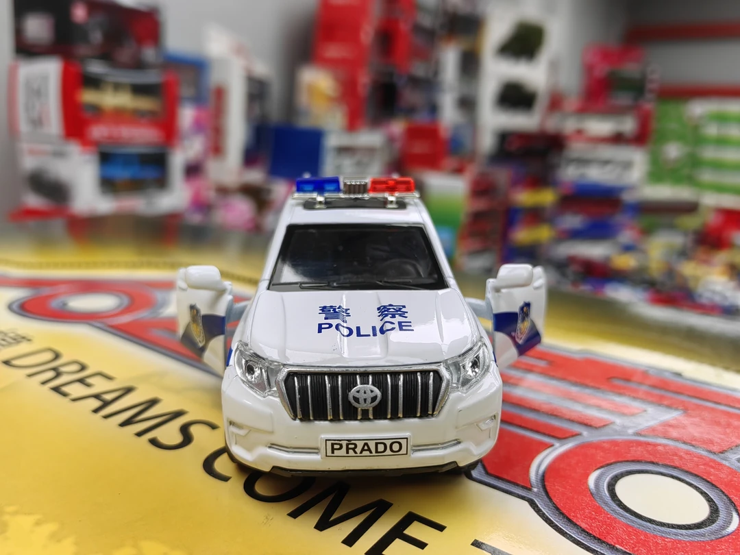 丰田普拉多合金警车1：43（不包声光，微瑕，缺警灯或电池盖，介意不拍