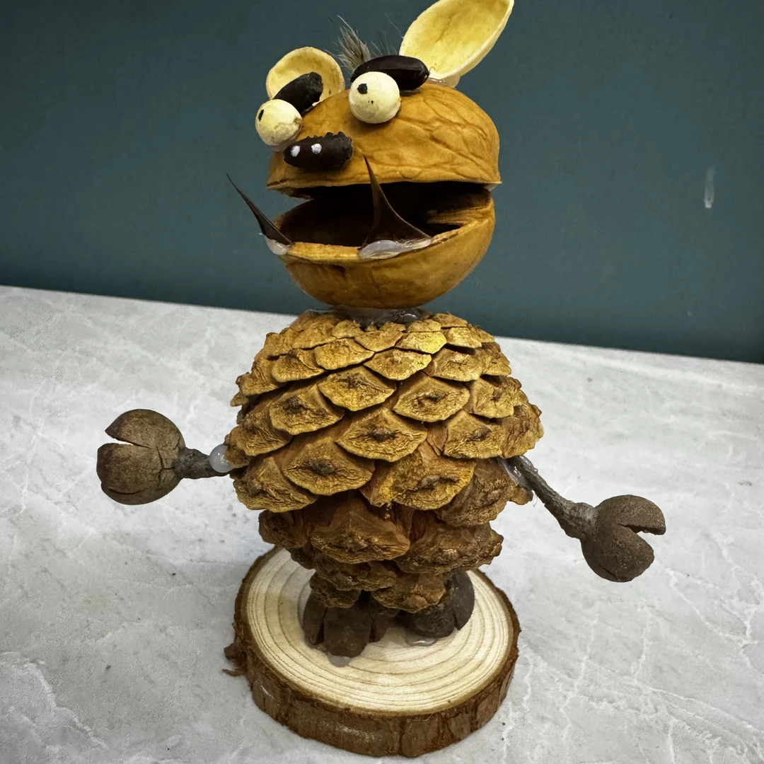 小猪手工制作自然治愈小众原创设计松果土拨鼠成品摆件纯手工树桩