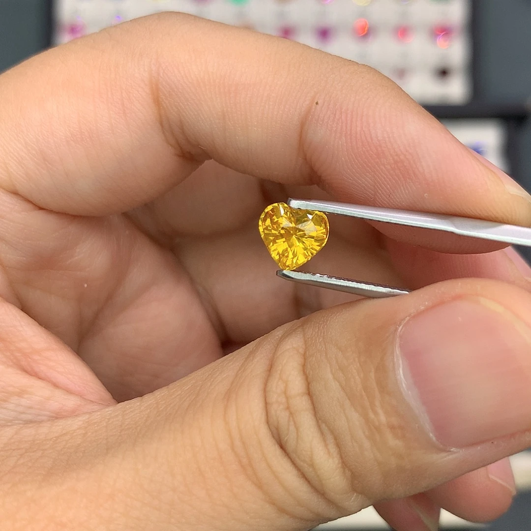 裸石彩色蓝宝石1.56克拉全净金丝雀