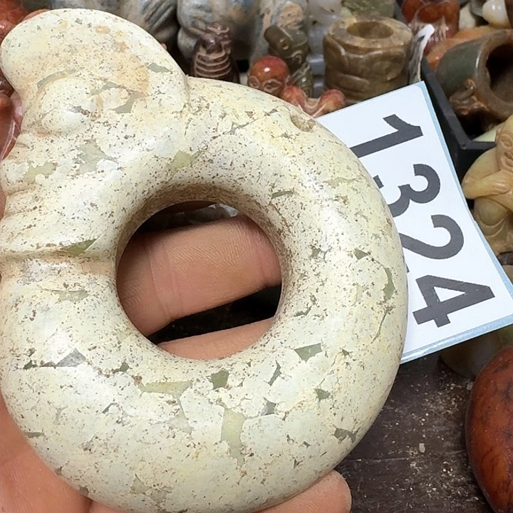 蛇纹石玉颈饰未镶嵌