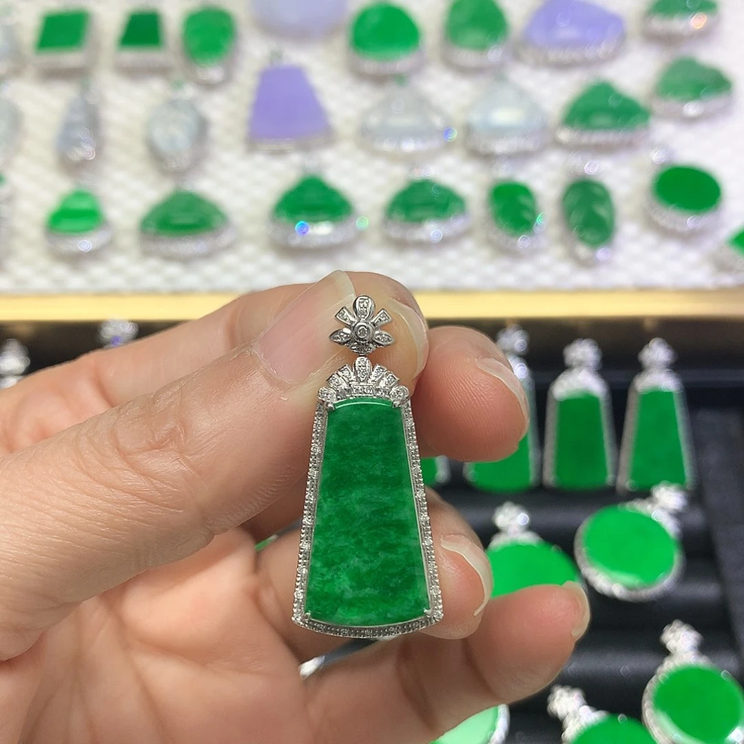 颈饰18K金镶嵌翡翠吊坠