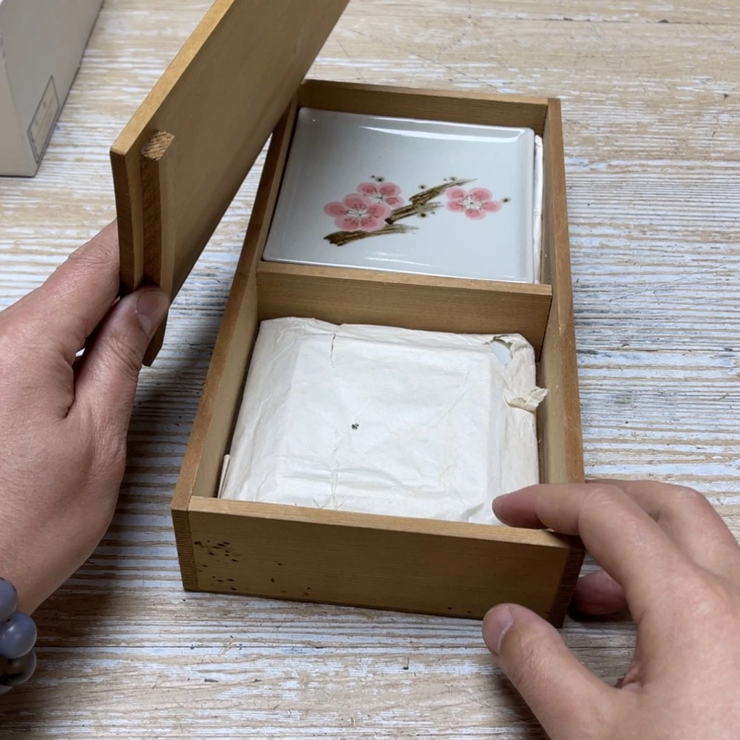 瓷片料****厨密密麻麻地排列着