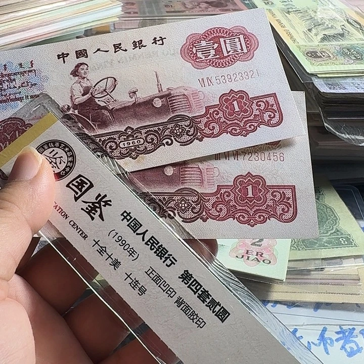 全新拖拉机有一个有微黄共两张