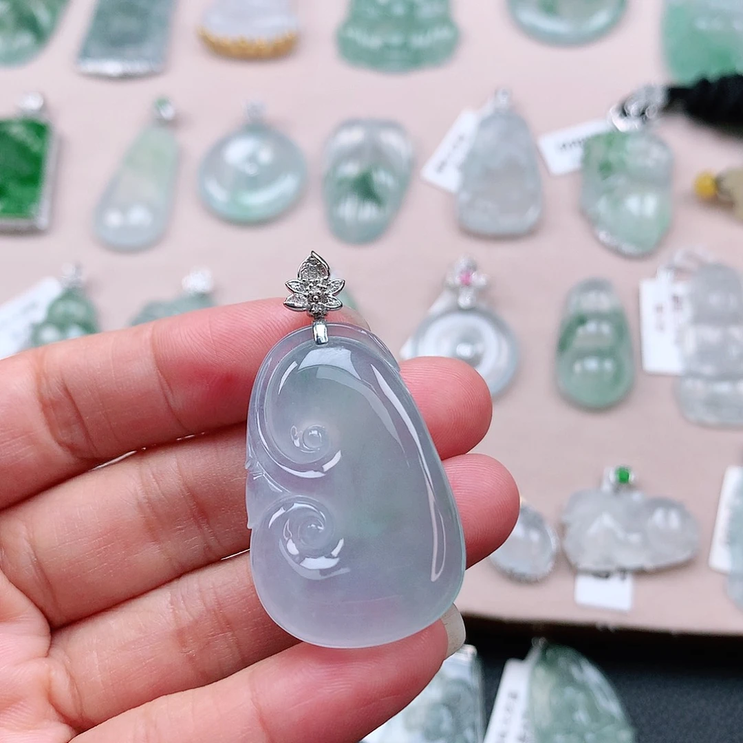 翡翠颈饰18K金镶嵌如意