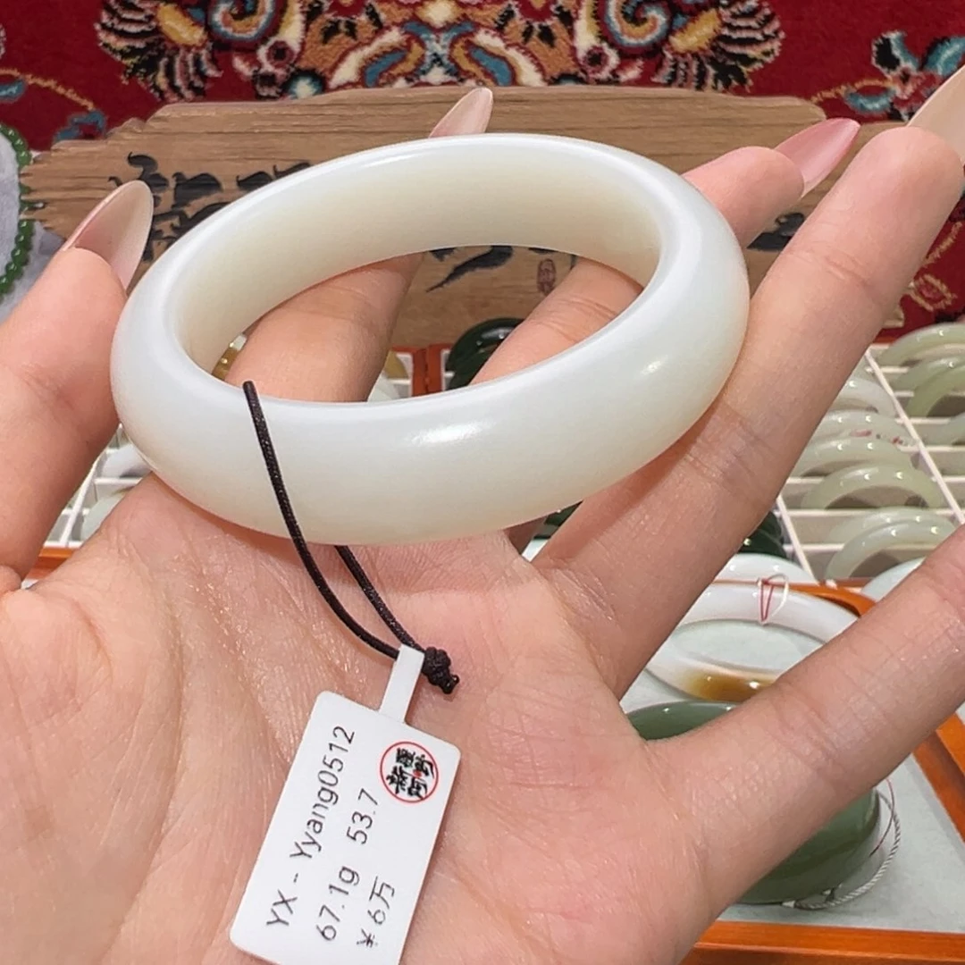 未镶嵌手镯和田玉优雅羊脂白玉手镯 高哑光质感宽胎正圈