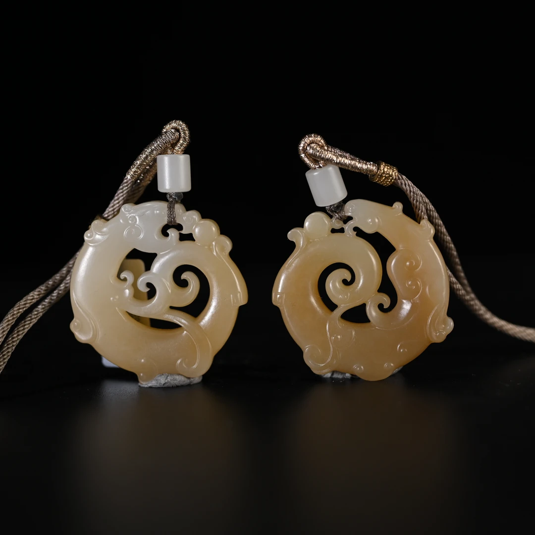 Lot8815 2510290036 和田玉且末糖龙凤对挂件/匡时