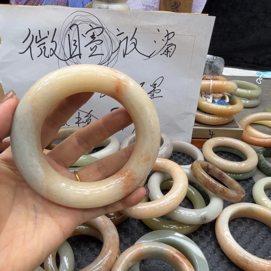 迪****石英质玉未镶嵌手镯