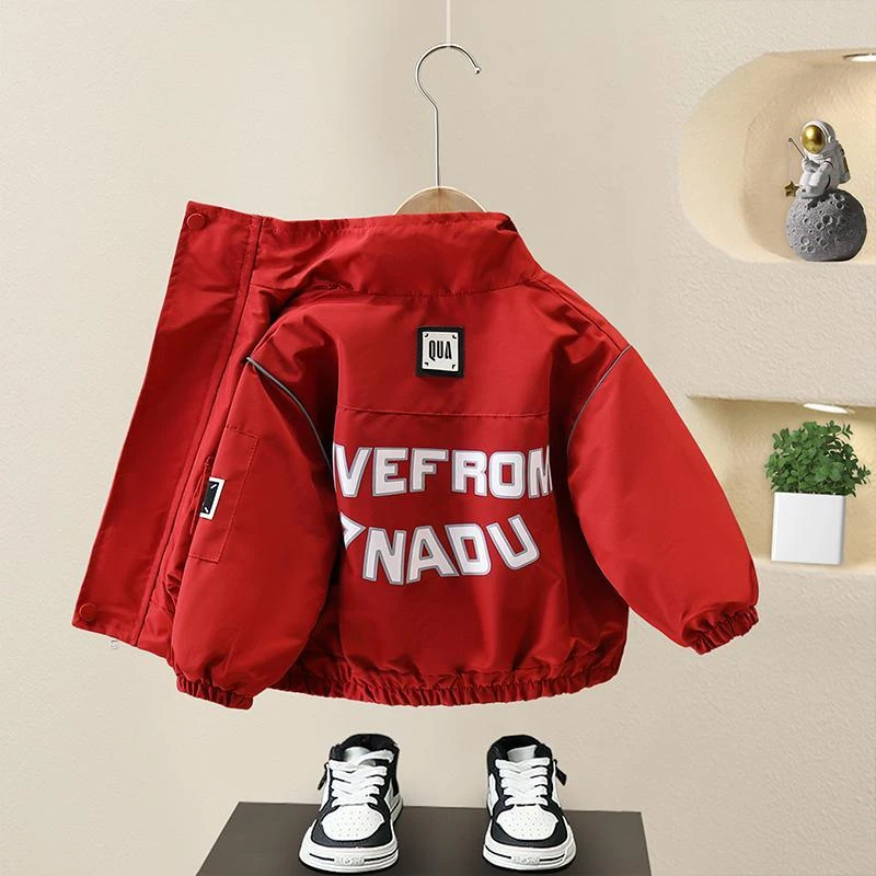 男童春秋款红色外套2025新款儿童字母印花立领夹克春装洋气风衣潮