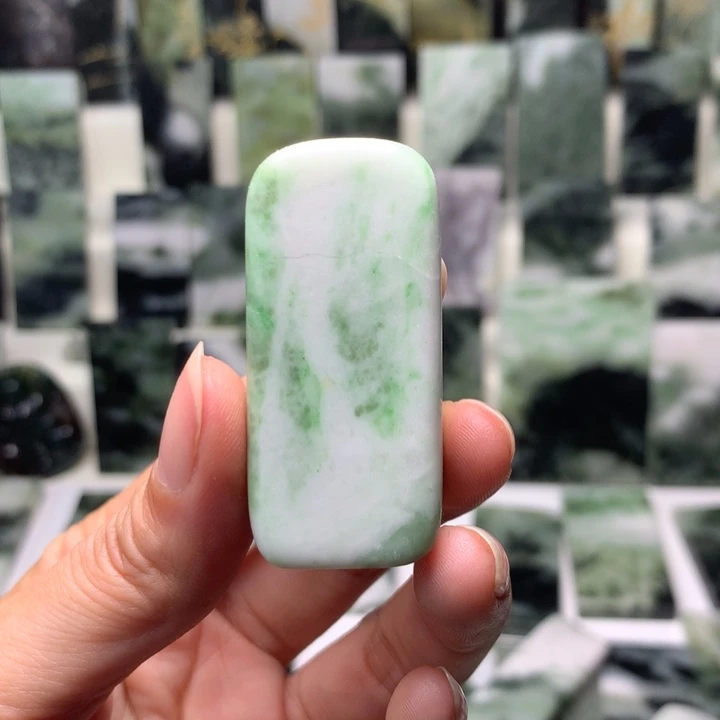 独山玉颈饰未镶嵌