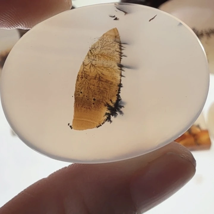 艳***玛瑙/玉髓未镶嵌珠宝半成品