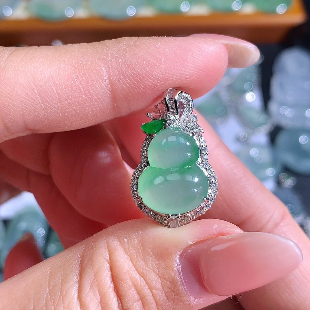 翡翠18K金镶嵌颈饰翡翠