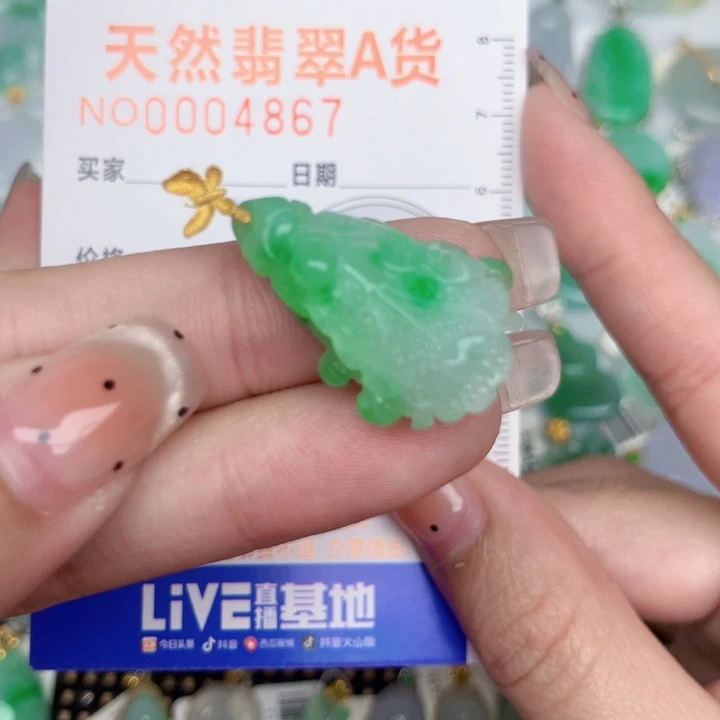 翡翠18K金镶嵌颈饰白菜