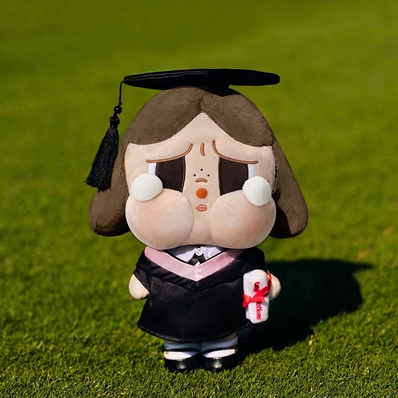 哭 娃落 日歌会系列博士帽 毛绒公仔 潮玩摆件