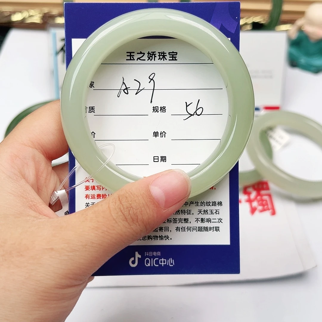 和田玉手镯未镶嵌上**啊