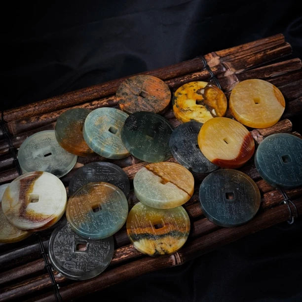 天然岫玉精品山鬼花钱双面雕刻盘玩玉佩饰品