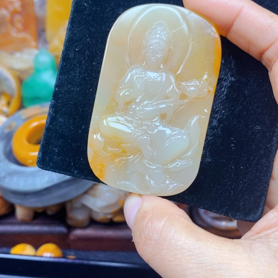 未镶嵌石英质玉（黄龙玉）颈饰