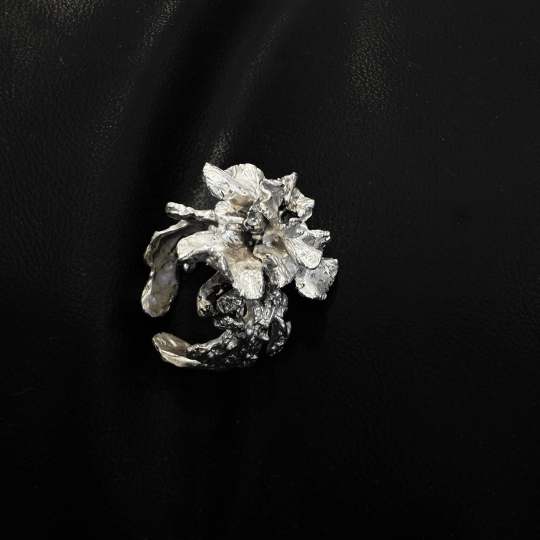 东黑三白 925银戒指 鸢尾一朵s93银设计感肌理做旧小众开口女戒指