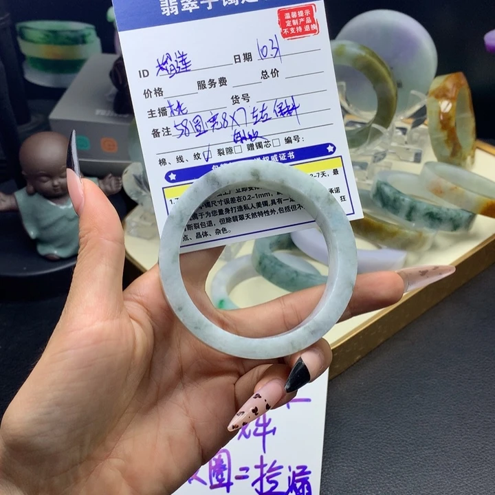 榴***果定制翡翠未镶嵌翡翠手镯