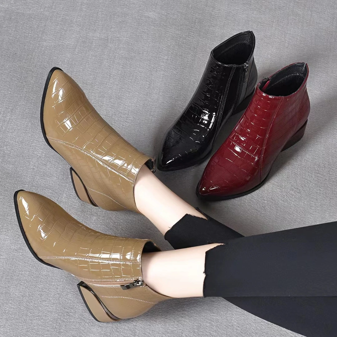 尖头粗跟漆皮短靴女软底舒适低跟妈妈鞋秋冬新款马丁靴春秋单靴子