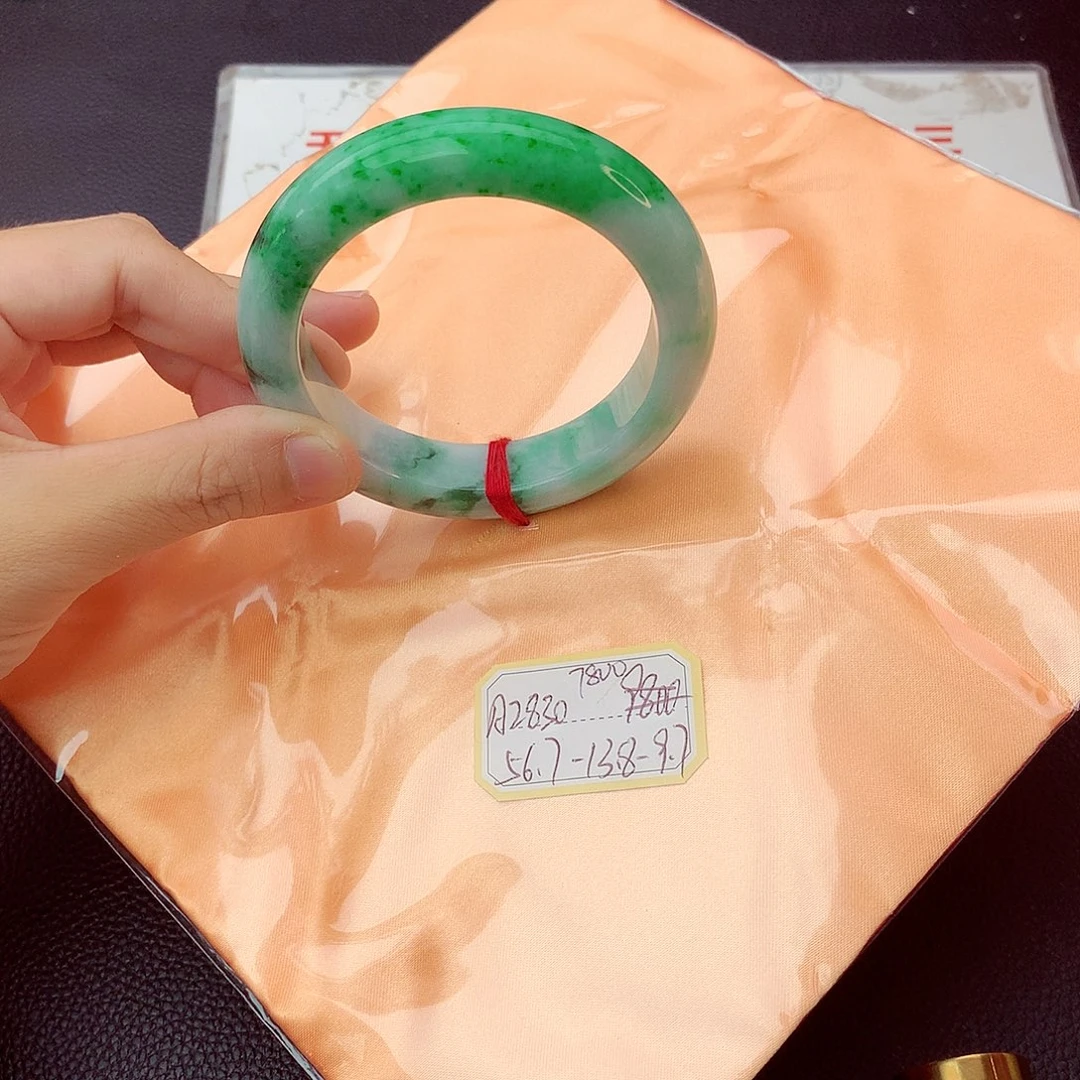 翡翠手镯未镶嵌翡翠